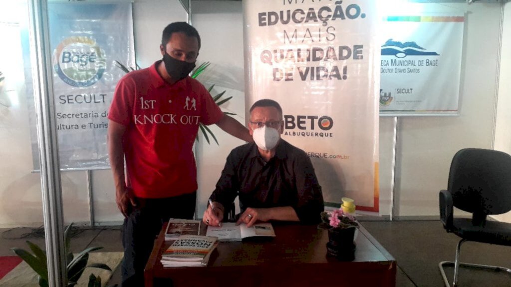 Luciano Madeira - Socialista autografou  os exemplares na Feira do Livro