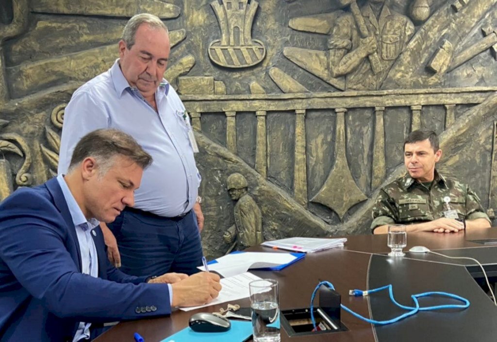 Vitor Garcia/Especial FS - Assinatura aconteceu em reunião com o comando do Exército