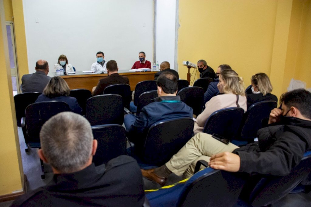 Vereadores de reúnem com direção da Santa Casa