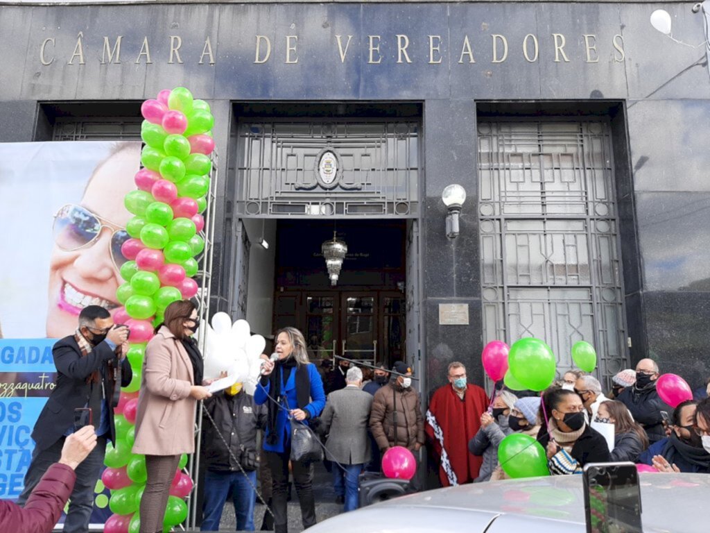 Márcia Sousa - Sessão de homenagem aconteceu em frente à entrada da Câmara