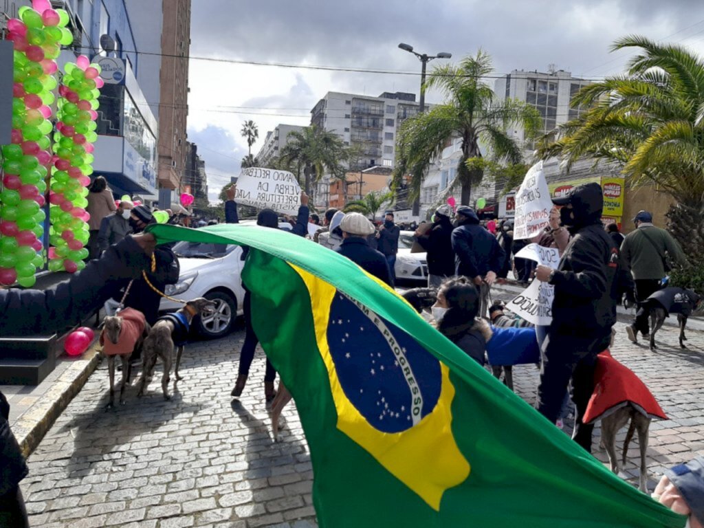 'Fora Bolsonaro, fora Divaldo, fora PT'