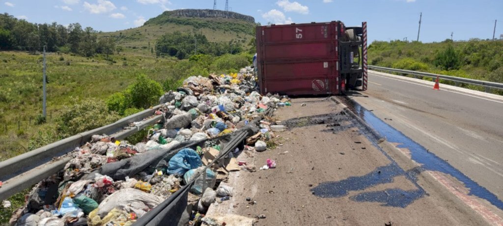 Tombamento de caminhão de lixo em Santana do Livramento