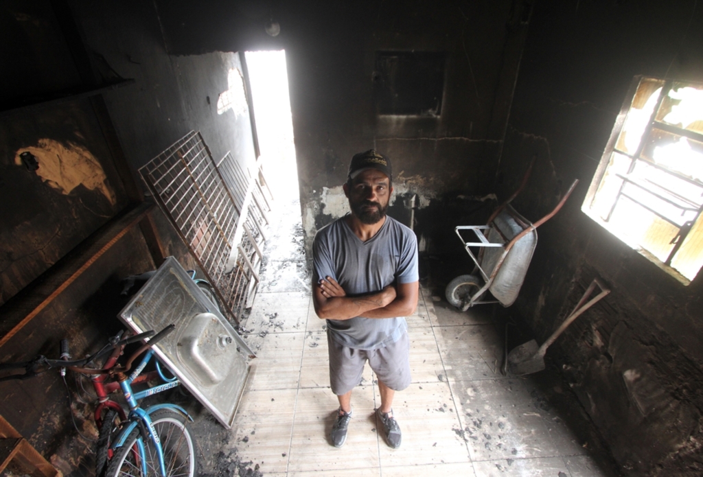 Foto: Jô Folha - DP - Em 20 minutos, casa de David foi consumida pelas chamas