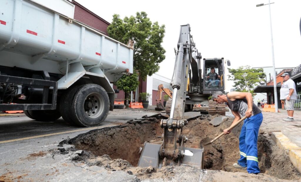 Após vistoria, Prefeitura faz manutenção rua Visconde de Taunay