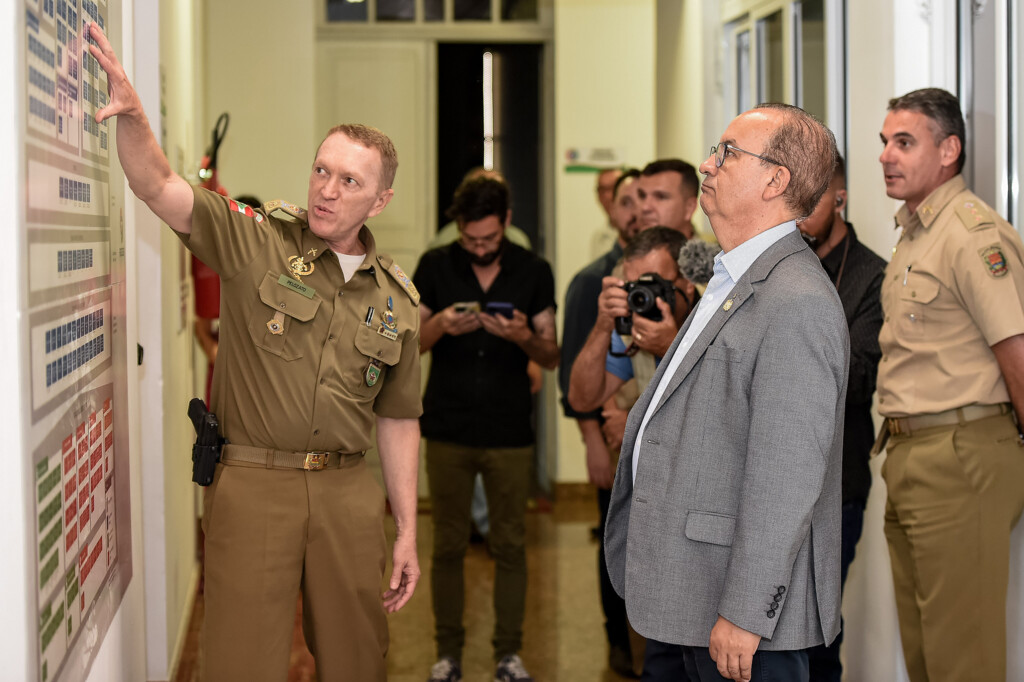 Em visita ao Comando-Geral da PMSC  governador conhece ações da Operação Veraneio