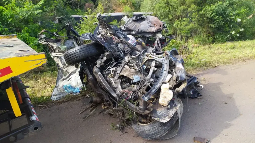  - Carro é esmagado por carreta em colisão na Serra de Santa Catarina — Foto: PRF/Divulgação