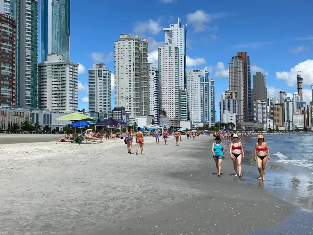 Praia de Balneário Camboriú está há 2 meses totalmente imprópria para banho, aponta IMA