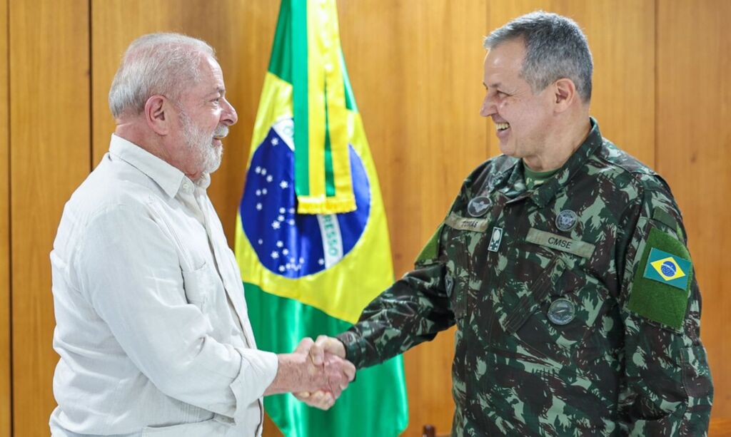 Ricardo Stuckert/Palácio do Planalto - Presidente Lula e no novo comandante, general Tomás: investimento em nova aproximação