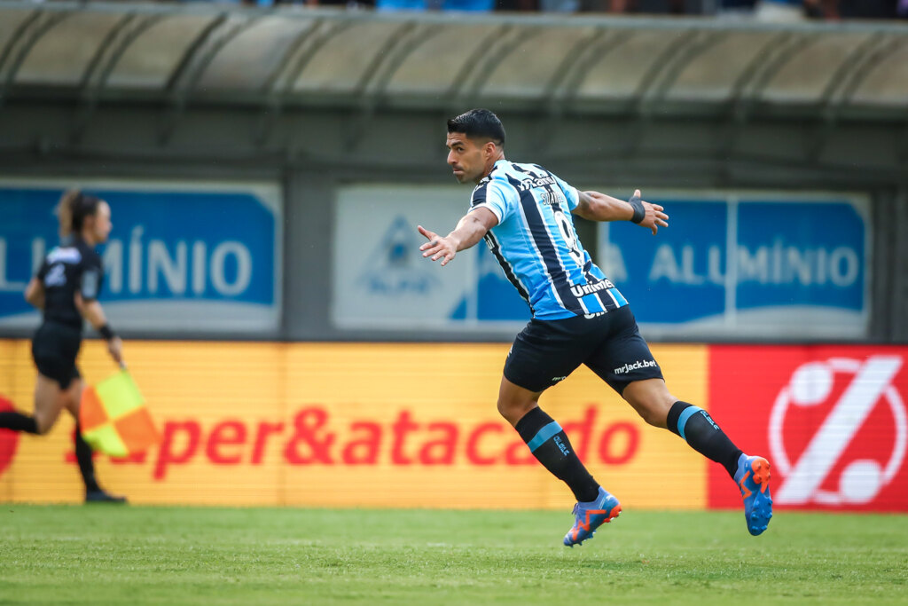Suárez decide com gol da virada, e Grêmio bate o Caxias por 2 a 1 na estreia