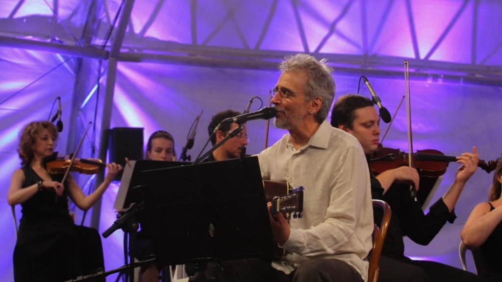 Vitor Ramil e Orquestra emocionam Laranjal
