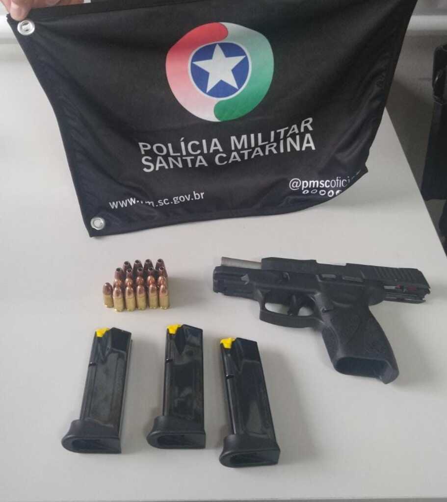 Porte ilegal de arma é flagrado