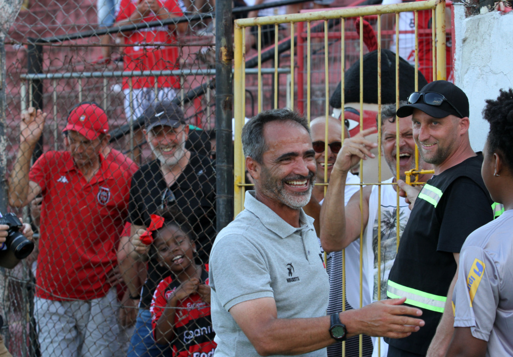 Foto: Jô Folha - DP - Após 90 minutos de muita intensidade à beira do gramado, Rogério fez a festa no alambrado