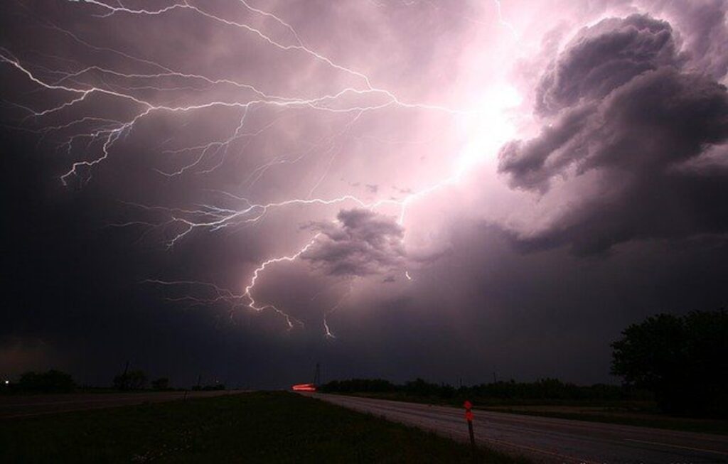 Segunda-feira deve ser marcada por pancadas de chuva e temporais em SC