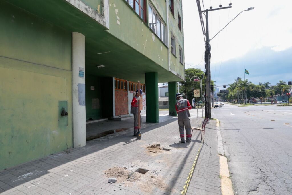 Trabalhos de demolição do Prédio Verde iniciaram nesta segunda-feira