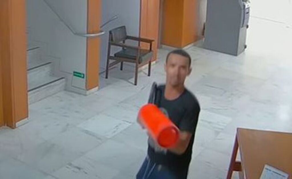 PF prende homem filmado ao destruir relógio no Palácio do Planalto