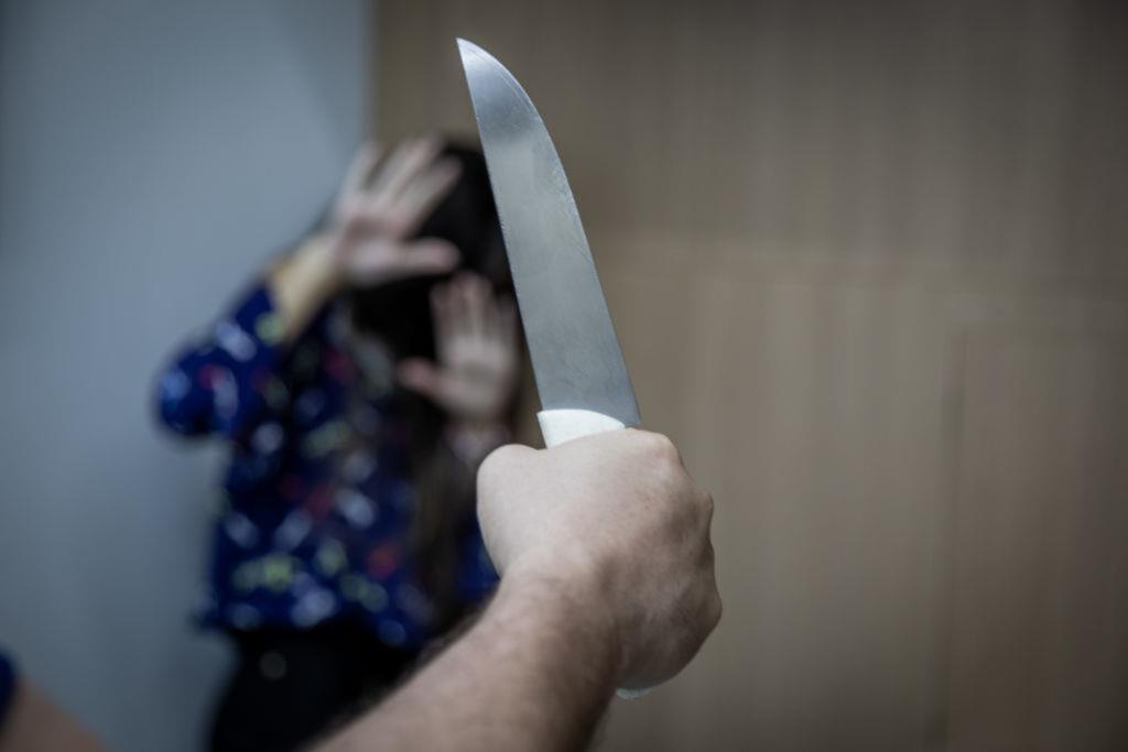 Armado com faca, homem invade casa da ex-mulher e sequestra a própria filha de 1 ano e 11 meses