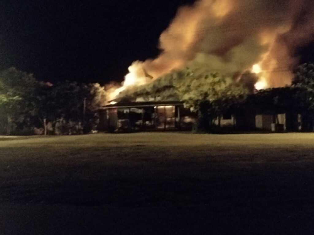 Bombeiros de Imbituba prestam apoio em incêndio na Palhoça