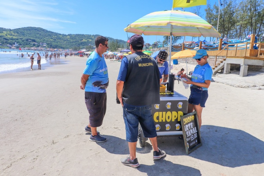 Agentes fiscais vistoriam ambulantes na Praia da Ferrugem