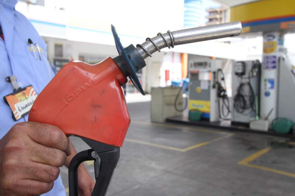 Preço de combustíveis seguem em queda nos postos de gasolina
