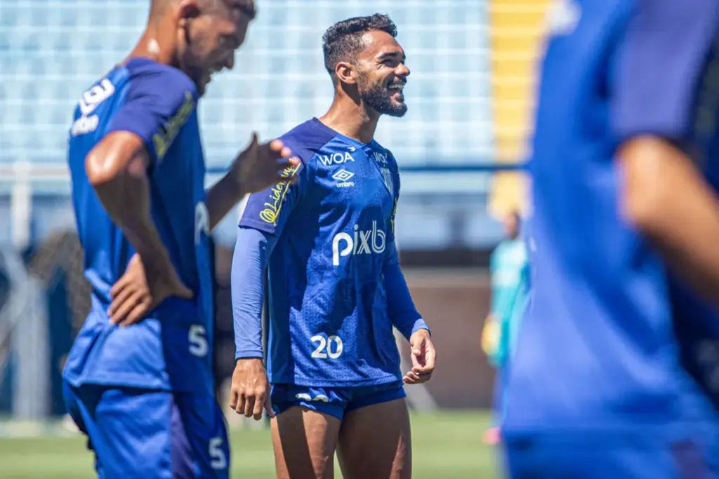  - Raniele treina normalmente no Avaí — Foto: Leandro Boeira/Avaí FC