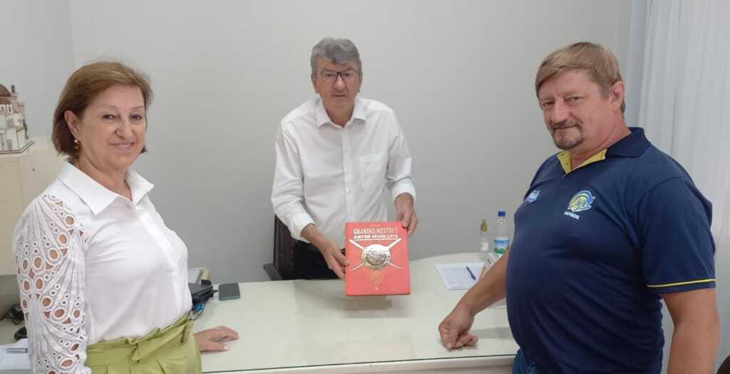 Mestre de Haecon-do (Dickel) entrega livro ao Poder Executivo de Capinzal