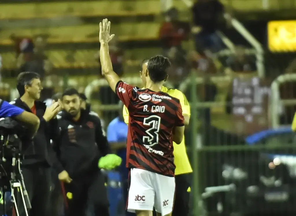  - Rodrigo Caio, do Flamengo, deixa o campo contra o Bangu — Foto: André Durão