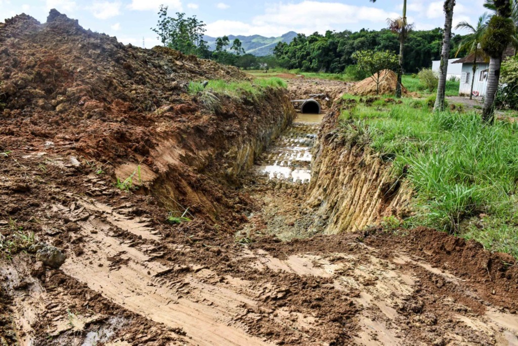 Secretaria de Obras finaliza valo para tubulação no bairro Monte Alegre.