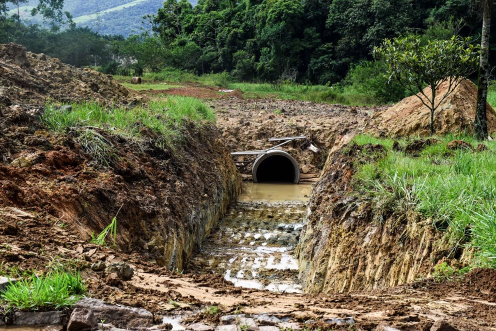 Secretaria de Obras finaliza valo para tubulação no bairro Monte Alegre.