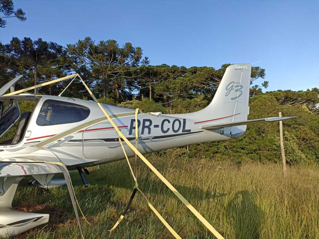 Aeronave perde potência e cai em área de vegetação de um condomínio