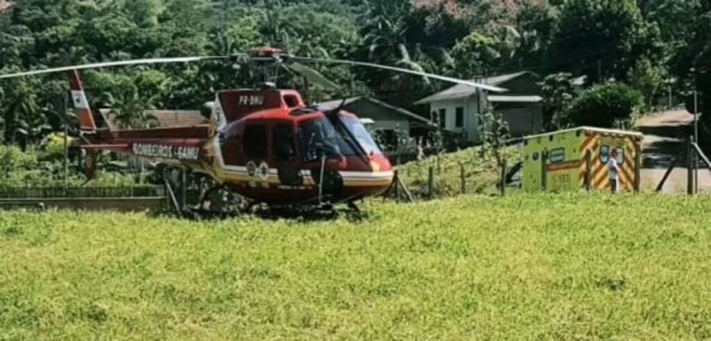 Casal fica ferido após homem cair do telhado e atingir esposa em Indaial