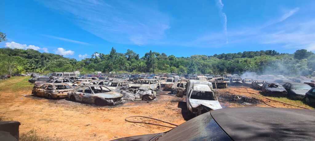 Incêndio em depósito da PM deixa 20 veículos destruídos em Joinville