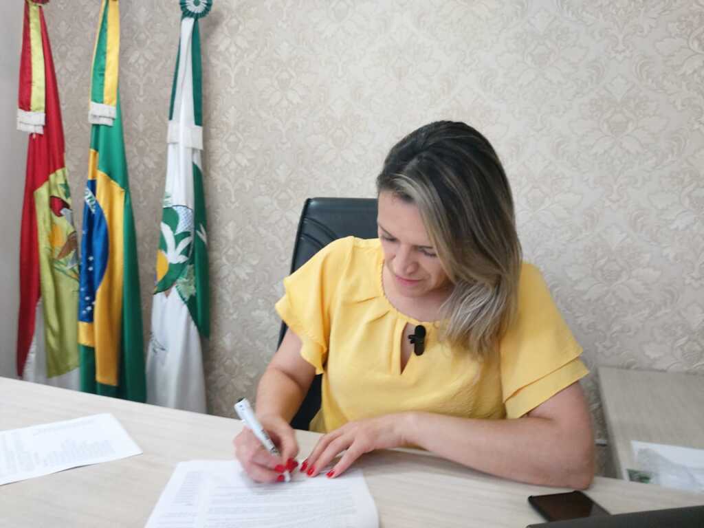 Prefeita Fernanda Cordova concede revisão anual a servidores