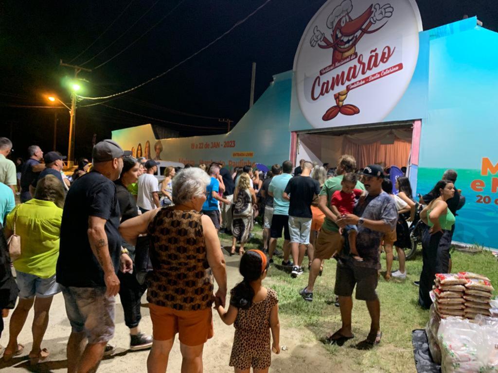 IRRESPONSABILIDADE: primeiro dia da Festa do Camarão acontece sem autorização das autoridades.