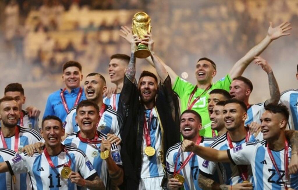 Reuters - Com seleção liderada por Messi, Argentina se tornou a seleção com mais títulos oficiais.