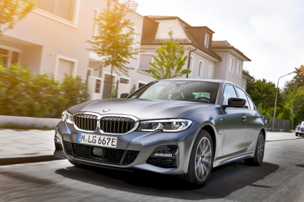 Novo BMW 330e M Sport chega ao Brasil com vendas pelo Instagram