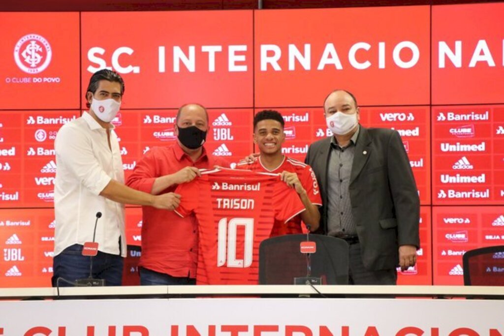 Dois meses após volta de Taison, Inter vende mais de duas mil camisas 10