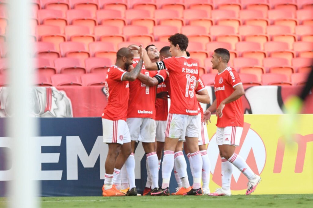 Inter vence o Goiás e fica a três pontos do líder