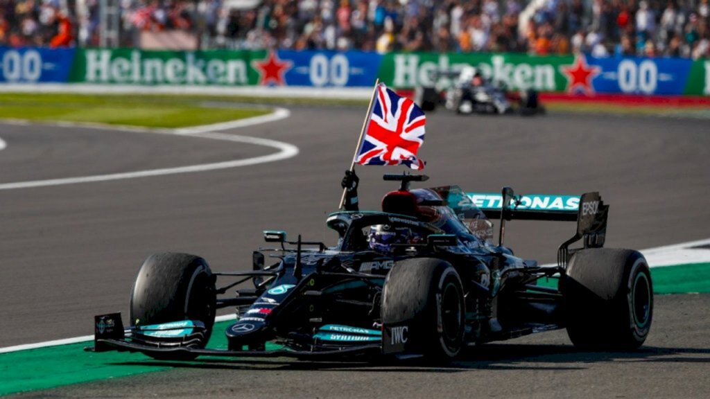 Hamilton vence GP da Inglaterra após acidente com Verstappen