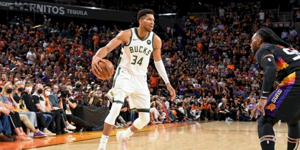 Bucks vencem Suns fora, viram a série e ficam perto do título da NBA