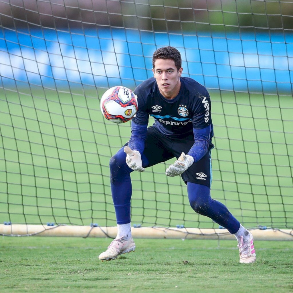 Goleiro Brenno apresenta sintomas de gripe e está fora do jogo contra o Sport