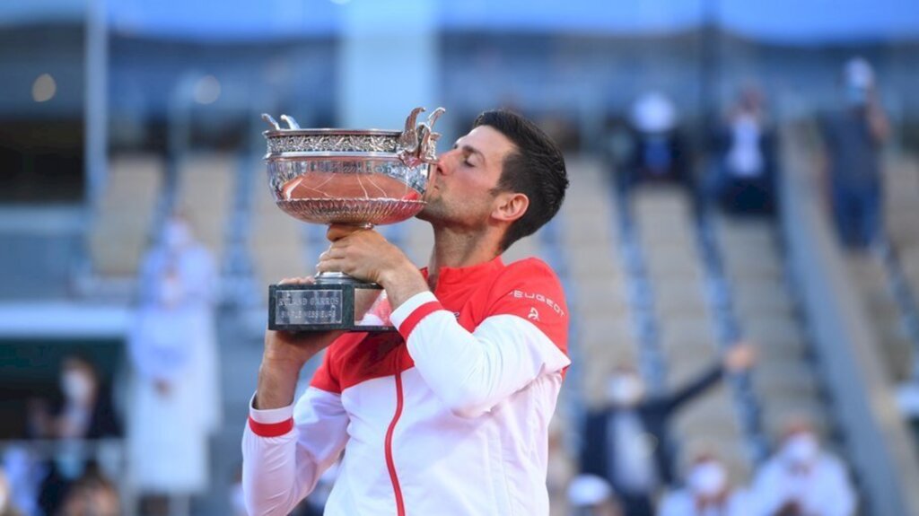 Djokovic vence Tsitsipas de virada e é bicampeão de Roland Garros