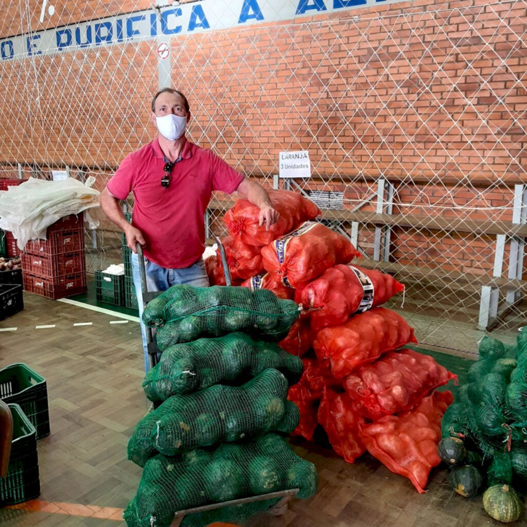 Coopercaf realiza entrega de alimentos da agricultura familiar