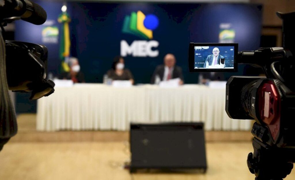 MEC lança programa que beneficiará mais de 5 mil escolas