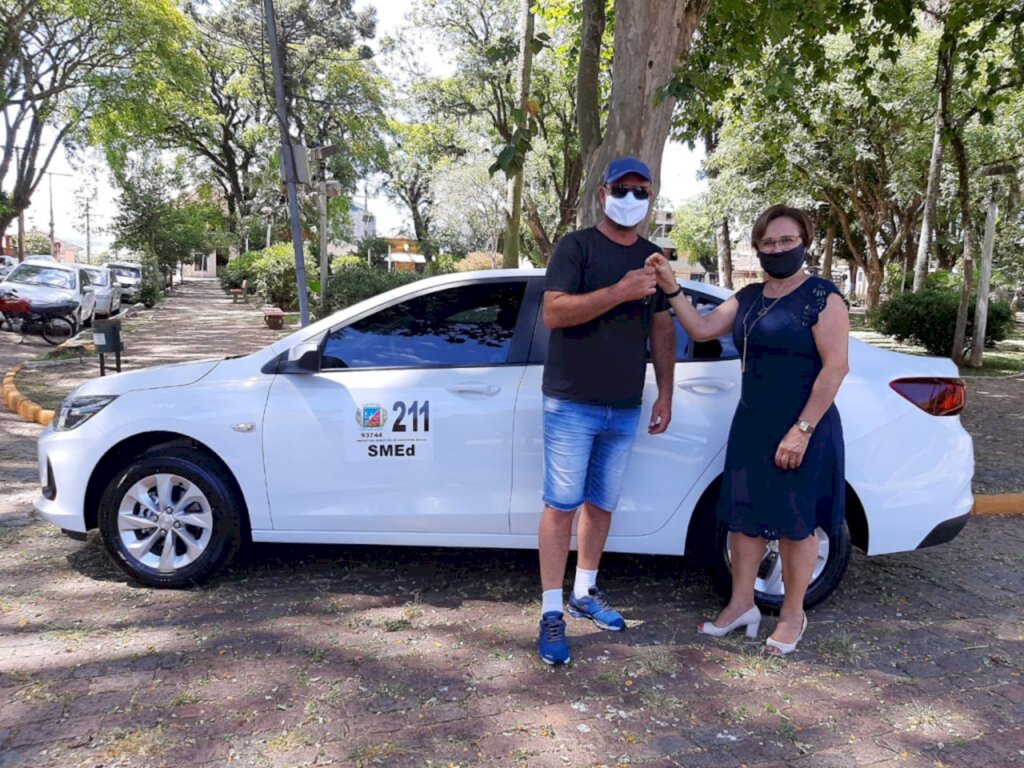 Secretaria de Educação recebe novo carro