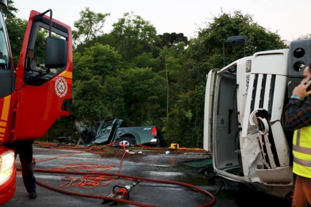 Homem morre em acidente entre dois carros e dois caminhões na RS-287