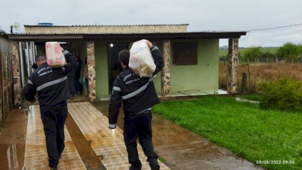 Famílias afetadas pela estiagem recebem cestas básicas