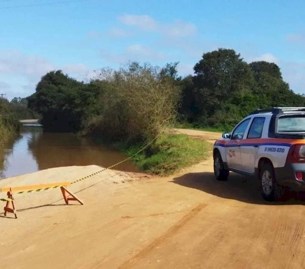 Cheia do Jacuí interrompe estrada da Ferreira