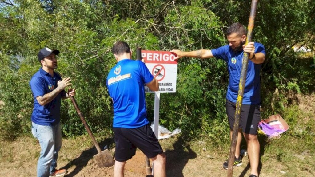 Placas que alertam para áreas com risco de afogamento são retiradas por vândalos