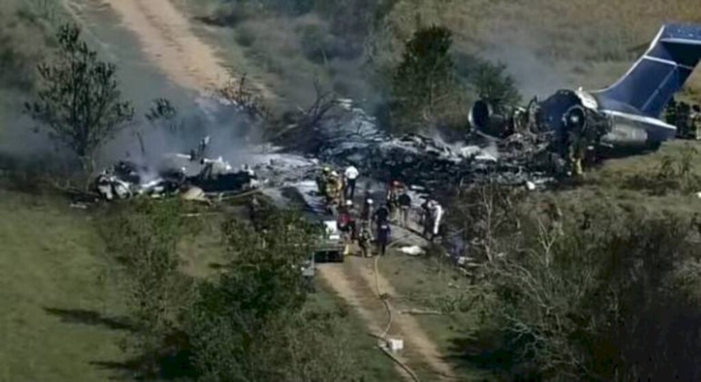 Avião cai no Texas e todos os 21 ocupantes sobrevivem