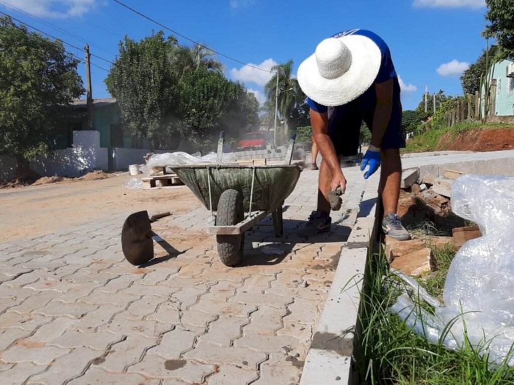 Quase pronta a obra de calçamento das ruas Olímpio Leal e José Luís Faiet